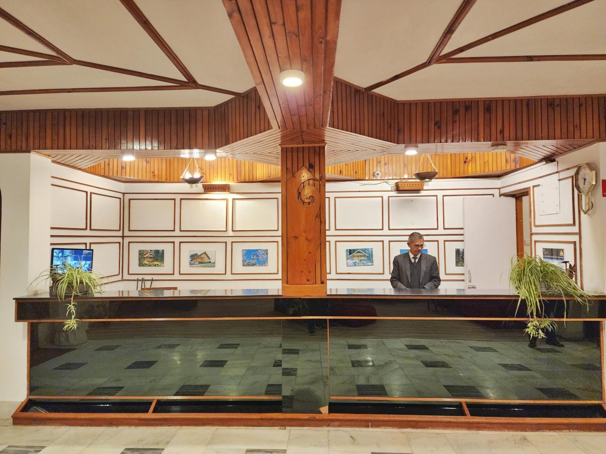 Hotel Pineview ชิมลา ภายนอก รูปภาพ